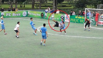 Cầu thủ lập siêu phẩm 'xe đạp chổng ngược' như C.Ronaldo trên sân bóng phủi