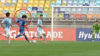 Cầu thủ lập siêu phẩm với pha đi bóng từ sân nhà