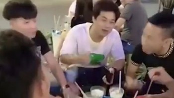 Thanh niên bị nhóm bạn chơi khăm: 'Tôi đẹp trai là tôi trả tiền'
