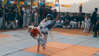 Pha knock out đối phương tuyệt đẹp của cậu bé mặc giáp đỏ