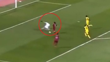 Pha phối hợp một chạm, loại 5 hậu vệ ghi bàn như Messi