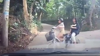 Cô gái nhảy khỏi xe đạp, ôm cột điện khi tránh ôtô