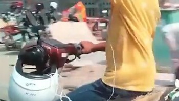 Thanh niên đầu trần vừa chạy xe máy vừa 'luyện công'