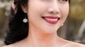 Ốc Thanh Vân ngồi trong ôtô được fan đuổi theo tặng bánh tráng trộn