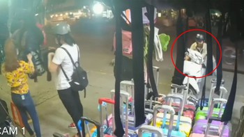 Cô gái mải lựa túi xách bị trộm xe máy ngay sau lưng