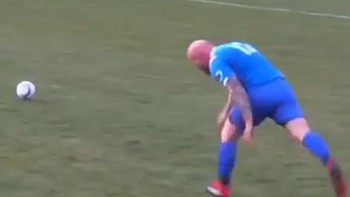Cầu thủ to béo 'chới với' rượt theo bóng khiến khán giả bật cười