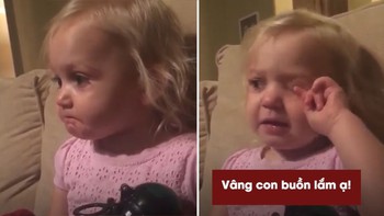 Bé gái khóc vì thương chú khủng long con trong phim bị ngã