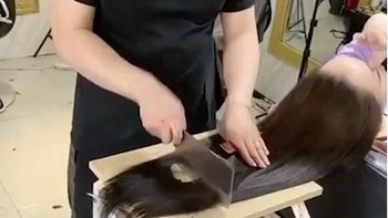 Chàng trai trổ tài cắt tóc bằng dao phay