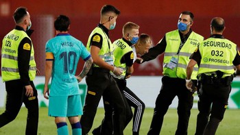 'Quái fan' vượt nhiều tầng an ninh lẻn vào chụp hình với Messi