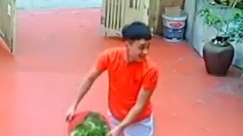 Hướng dẫn em gái cách vẩy rau, chàng trai quăng luôn rổ