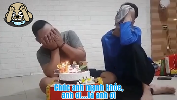 Chàng trai chúc mừng sinh nhật bạn kiểu văn tế