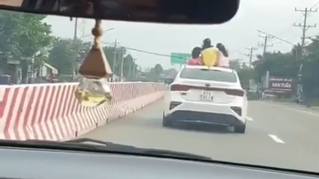 Đau tim với hình ảnh cho con ngồi trên nóc xe ô tô giữa Quốc lộ 13