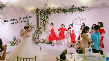 Hội bạn thân chạy tán loạn khi cô dâu ném hoa cưới