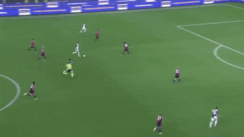 'Thanh niên 35 tuổi' Ronaldo chạy từ giữa sân sút bóng đạt vận tốc 105km/h ghi bàn