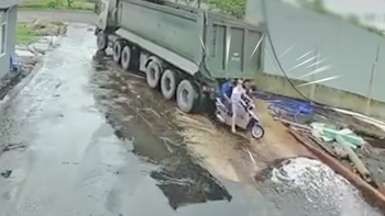 'Thót tim' với màn thoát chết thần kỳ của 2 người đàn ông ngay đuôi xe ben