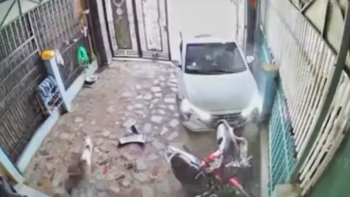 Nữ tài xế ôtô mất lái đâm sầm vào nhà, khiến xe máy ngã la liệt