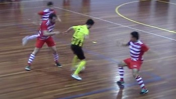 Cầu thủ futsal đi bóng từ sân nhà, lừa qua toàn đội đối phương ghi bàn