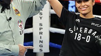 Cô gái tung 7 cú đấm knock-out đối thủ sau 7 giây