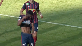 Cầu thủ ăn mừng bàn thắng kiểu vạch quần ra xem cậu nhỏ