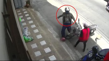 Tính giật điện thoại cô gái, tên cướp bất ngờ trượt chân rồi nổi quạu bỏ đi