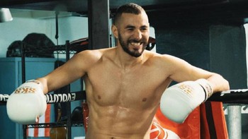 Benzema xỏ găng lên sàn võ sau khi treo giày