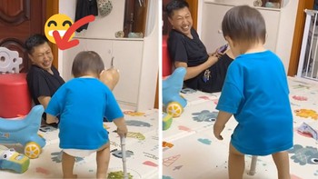 Bé trai đi kiểu chống gậy 'cà khịa' ông