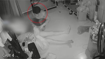 Cô gái nằm ngủ bị tên trộm biến thái vạch váy