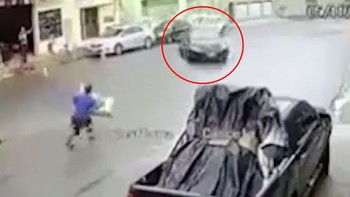 Người đàn ông sang đường hú hồn với ôtô drift như phim Fast & Furious