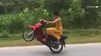 Mặc váy bốc đầu xe máy, thanh niên bị phạt 8,4 triệu đồng