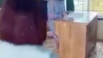Nam sinh đóng giả giáo viên trêu cô giáo