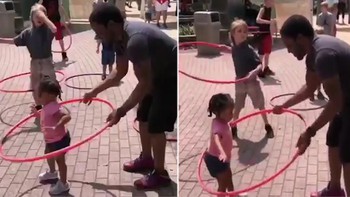 Bố nhiệt tình giúp con gái lắc vòng siêu dễ thương