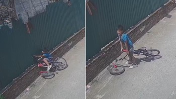Bé trai tông tường rào hỏng xe đạp, dân mạng xem không nhịn được cười