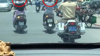 Hai nữ 'ninja' bật đèn xi nhan khiến CSGT bối rối