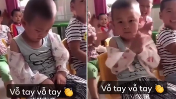Bé trai cố tỏ ra mình tỉnh khi ngủ gật trong lớp