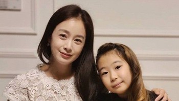 Kim Tae Hee và Bi Rain khoe nhan sắc thật khi chụp cùng fan, liệu có lung linh như mơ?