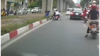 Hai nam sinh đầu trần chạy xe máy lạng lách ngã sấp mặt