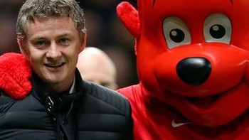 Manchester United sẵn sàng đẩy HLV Solskjaer ra đường