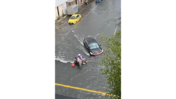 Ôtô tạo sóng trên đường ngập làm hai cô gái đi xe máy ngã nhào