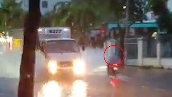 Ôtô tạt nước bẩn vào người đi đường