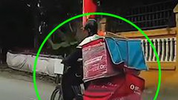 Tài xế ôtô đuổi theo chàng shipper để trả gói bưu kiện rơi