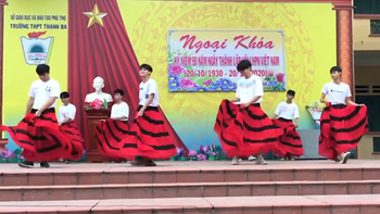 Nhóm nam sinh mặc váy múa ngày 20-10 khiến cả trường 'cười bể bụng'