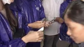 Thủy Tiên: 'Ai cũng có phần hết, bà con đừng lo nha!'