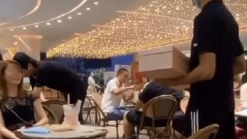 Cô gái quỳ lạy bạn trai 'Hãy buông tha em' vì bị cầu hôn 101 lần