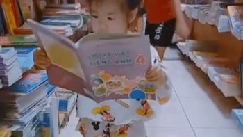 Khi bé gái đi chọn vở tập tô nhưng cầm nhầm sách lớp 4