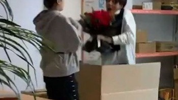 Chui vào thùng hàng cầu hôn bạn gái, ai ngờ lại nhầm người