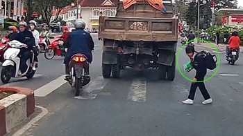 Học sinh Đà Lạt cúi đầu cảm ơn tài xế ôtô khi được nhường đường