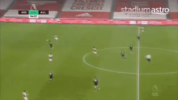 Hậu vệ Arsenal ‘tấu hài’ khó đỡ