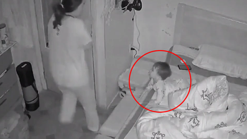 Nửa đêm con thức giấc, nằm nhìn chằm chằm khiến mẹ giật mình hú hồn