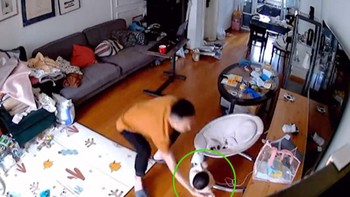 Bố nhanh tay đỡ con nhỏ nằm nôi thoát cú ngã đau