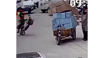 Pha quăng dây oan nghiệt làm người phụ nữ đi xe máy ngã dập mông